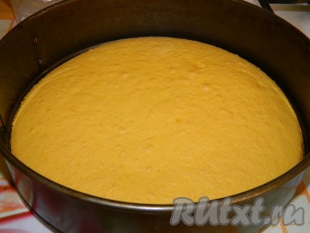 Разъёмную форму застелить пергаментом, смазать дно и бока формы растительным маслом. Вылить тесто в разъёмную форму, разровнять. Выпекать бисквит в разогретой духовке при температуре 180 градусов минут 10-15. Готовность бисквита можно проверить сухой деревянной зубочисткой, для этого проткните бисквит до дна, если после этого зубочистка останется сухой, значит наш бисквит готов. Вынуть бисквит из духовки и полностью остудить в форме, а затем отделить его от дна. Если отделять его сразу, то он немного сморщится и станет чуть меньшего размера - а это нам совсем ни к чему.