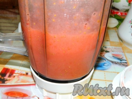 Клубнику промыть водой, удаляя чашелистики, затем ягоды немного обсушить. 250 грамм клубники отложить для украшения. Оставшиеся 750 грамм клубники, лимонный сок и сахар взбить в блендере, в результате должна получиться однородная клубничная масса.