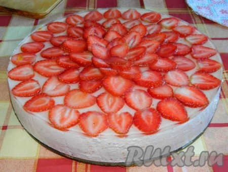 А вот теперь готовый клубничный торт отделяем острым ножом от стенок формы и снимаем боковины.