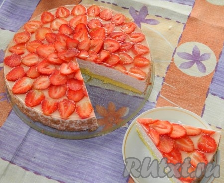 Очень вкусный творожно-клубничный торт можно подавать к столу.