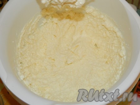 В отдельной миске смешать творог и творожный сыр, перемешать миксером. Влить в миску клубничную массу и перемешать миксером крем до однородности. Желатин нагреть (но не кипятить) до растворения (я прогреваю набухший желатин в течение 10 секунд на максимальной мощности в микроволновке, затем достаю, перемешиваю, если растворились не все кристаллики, тогда прогреваю ещё в течение 10 секунд и перемешиваю). Понемногу ввести желатин в крем и хорошо перемешать.