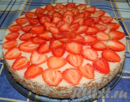 Украшаем бока торта, например, тёртым шоколадом, перекладываем на тарелку.