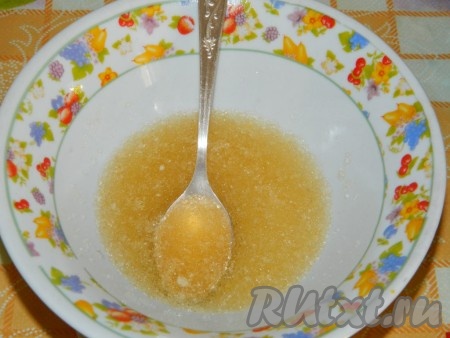 Теперь займёмся приготовления творожного крема для торта. Для этого желатин нужно смешать с 3 столовыми ложками холодной воды и оставить набухать на 20 минут.