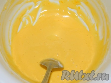 Прежде всего займёмся бисквитом. В объёмной ёмкости нужно взбить миксером на максимальной скорости яйца с сахаром до побеления и увеличения в объёме (взбиваем примерно 5 минут). Затем всыпать соду. Начать постепенно, по столовой ложке, добавлять муку, каждый раз с помощью ложки полностью вмешивая её в тесто. Муки может потребоваться чуть больше или меньше, так как её количество зависит от размера яиц. Итоговое тесто для бисквита должно по консистенции напоминать сметану средней густоты.