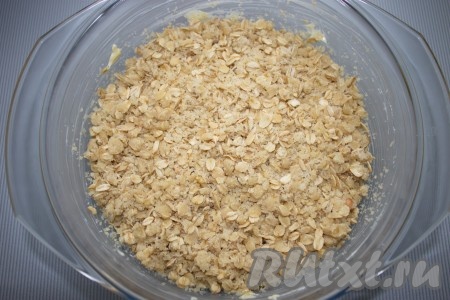 Сверху равномерно засыпать смесью-крошкой.
