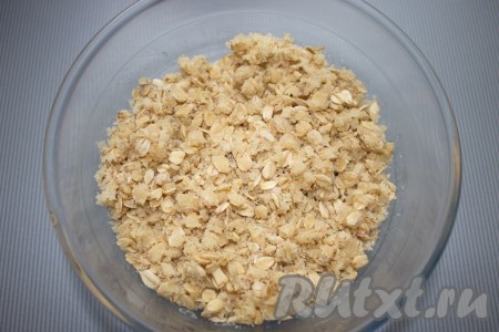 Затем в серединке смеси сделать углубление и влить теплое растопленное масло, перемешать до липкой крошки.