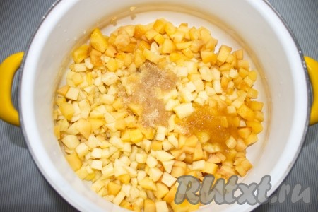 Фрукты уложить в кастрюлю, добавить сахар, мед, лимонный сок, поставить на огонь, тушить под крышкой на небольшом огне 10 минут.
