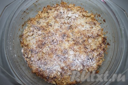 Запекать в заранее разогретой до 180 градусов духовке 30-40 минут (я запекала 35 минут+1 минута под грилем). Готовое крамбле с яблоками и нектаринами достать, дать ему немного остыть.
