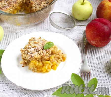 Подавать на стол теплым или охлажденным, можно украсить взбитыми сливками или шариком ванильного мороженого.
