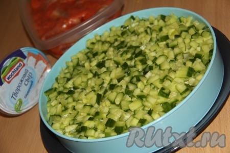 Огурцы, порезанные мелким кубиком, выложить поверх яиц.
