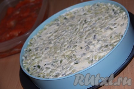 Смазать слой огурцов сливочным сыром, слегка прижимая.