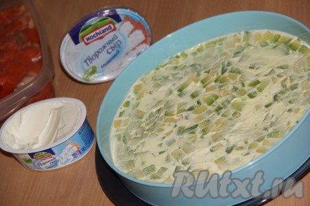 Авокадо почистить и порезать мелкими кубиками. Выложить авокадо на рис и разровнять. Смазать сливочным сыром.