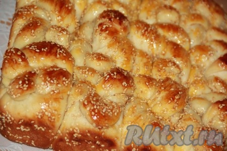 Готовые булочки смазать мёдом и слегка остудить. Булочки с кунжутом, приготовленные по этому рецепту, получаются аппетитными и очень вкусными.