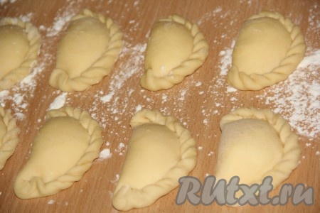 Выложить готовые вареники на припорошенную мукой поверхность, в таком виде можно заморозить вареники в морозильной камере.