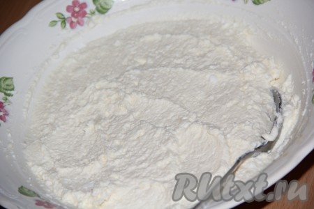 Для приготовления начинки соединить творог, желток, соль, сахар. Всё хорошо перемешать и начинка для вареников готова.
