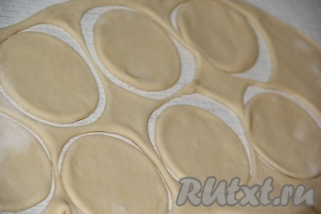 Готовое тесто тонко раскатать скалкой. Вырезать стаканом или кружкой круги.
