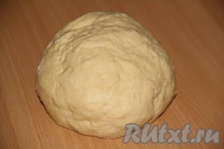 Замесить мягкое, нежное и эластичное тесто. Завернуть его в пищевую плёнку и убрать в холодильник на 30 минут.