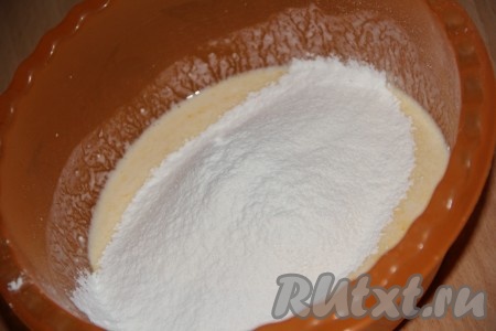 Хорошо перемешать в миске кефир, яйцо, сахар, соль. Всыпать просеянную муку.
