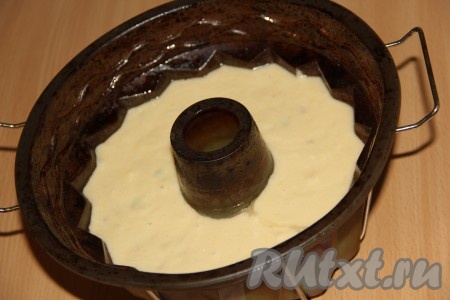 Вылить тесто в форму для выпечки, смазанную растительным маслом, и поставить в разогретую до 180 градусов духовку, выпекать манник с цукатами минут 45. Для того чтобы проверить готовность манника-сметанника, нужно проколоть его сверху сухой деревянной зубочисткой. Если зубочистка и после прокалывания пирога останется сухой, значит манник готов.&nbsp;