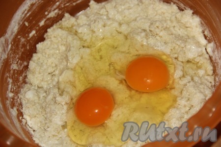  В смесь манки, сахара и муки влить смесь кефира и соды, перемешать. Добавить яйца и ещё раз перемешать.