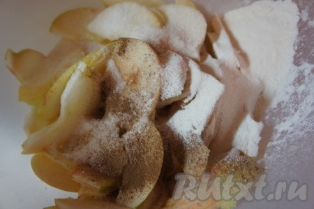 Добавить к яблокам 100 грамм сахара, ванилин, корицу и 2 столовые ложки муки, перемешать.
