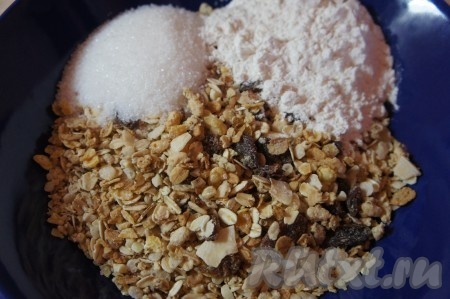 В отдельной посуде смешать мюсли, 50 грамм сахара, оставшуюся муку и щепотку соли, тщательно перемешать.
