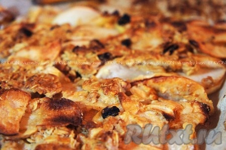 Запекать яблоки с мюсли 20-30 минут в разогретой духовке при температуре 180 градусов. Румяная корочка подскажет о готовности десерта.
