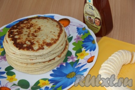 Нежные, вкусные, аппетитные, пышные банановые панкейки, замешанные на молоке, я подаю к столу со сладким соусом, мёдом и кусочками банана.