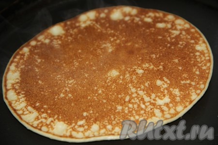 Жарить банановый панкейк до золотистости с другой стороны, затем переложить на тарелку. Постепенно пожарить все блинчики.