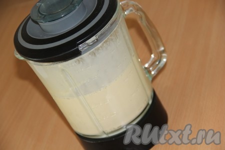 В чашу блендера поместить 2 очищенных банана, нарезанных на кусочки, молоко, яйца, сахар, соль и взбить до однородной массы. Добавить просеянную муку и взбивать ещё 2 минуты на высокой скорости. Если нет блендера, тогда можно бананы растереть вилкой до получения пюре. Отдельно взбить венчиком яйца с сахаром и солью до однородности (взбивать минуты 2-3), добавить банановое пюре, перемешать венчиком до однородности. Влить молоко, перемешать. Частями добавить просеянную муку, тщательно вмешивая её в тесто. Тесто для приготовления банановых панкейков должно получиться однородным, не слишком густым, но и жидким оно быть не должно. Если нужно, добавьте ещё немного муки. Дать тесту постоять в течение 10-15 минут.