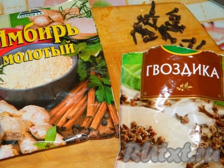 Добавить имбирь и гвоздику. Довести до кипения и проварить на небольшом минут 10. Затем добавить сахар и коньяк.
