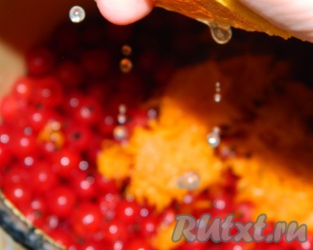 Выжать из апельсина сок.
