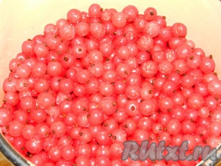 В этот раз я готовила соус из красной смородины. Ягоды вымыть и сложить в небольшую кастрюльку.
