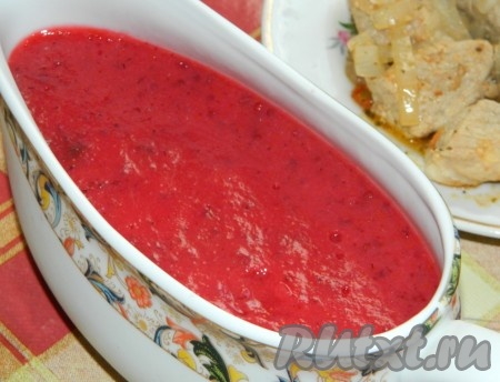 Хорошо измельчить всё в блендере. После того как соус из ягод остынет, поставьте его в холодильник на несколько часов.
