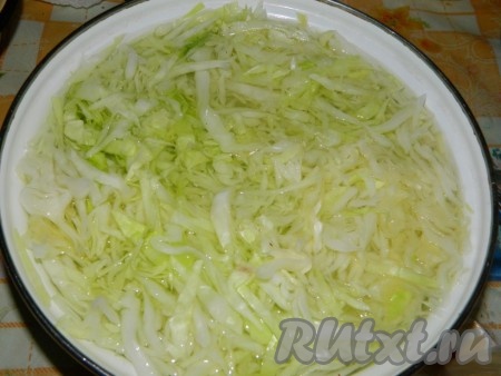 Капусту нарезать на тонкие полоски, переложить в глубокую миску, залить кипятком и оставить минут на 10-15. Затем воду слить и промыть капусту в холодной воде. Хорошо отжать капусту от лишней жидкости.
