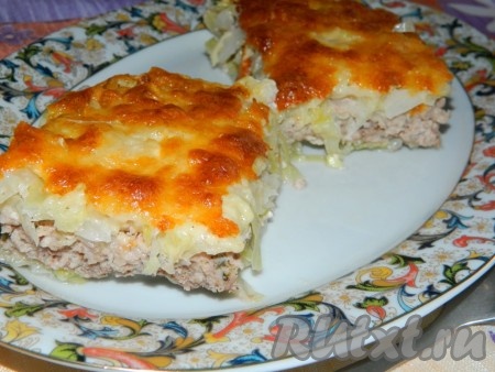 Моей вкусной, сытной капустной запеканке, приготовленной с фаршем и сыром в духовке, остывать было некогда, уж очень моя семья хотела есть. И, как видите, запеканочка не разваливается при нарезании. 