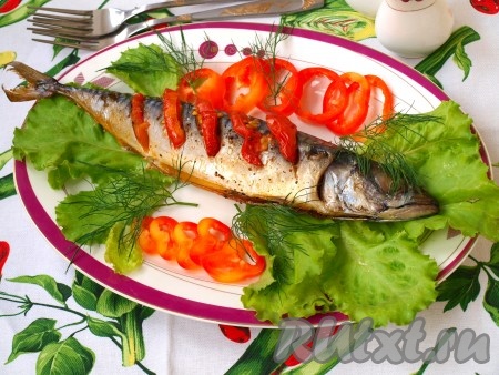 Скумбрия, запечённая с помидорами