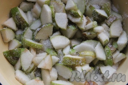 Груши нарезать на небольшие кусочки и засыпать сахаром. Оставить нашу массу на 2 часа при комнатной температуре.

