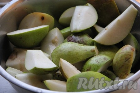 Груши вымыть, вырезать середину.
