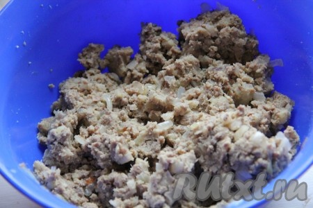 Отварной картофель, легкое, зажарку из лука и сала перемолоть на мясорубке. Добавить соль, перец по вкусу и все хорошенько перемешать. Наша начинка из ливера готова.
