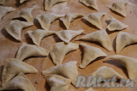 Слепить вареники с ливером, поместить их в кипящую подсоленную воду и варить 3 минуты с момента закипания воды.&nbsp;
