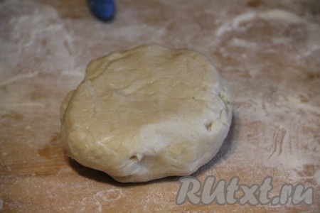 Приготовить тесто для вареников по любому вашему&nbsp;рецепту. Я использовала заварное тесто для вареников. Для этого муку смешала с маслом, залила все кипятком и замесила тесто.
