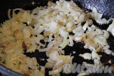 Сало и лук обжарить на сковороде.