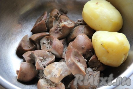 Залить большим количеством воды и варить 1,5 часа, периодически снимая образующуюся пену. Картофель отварить в мундире и очистить от кожуры.
