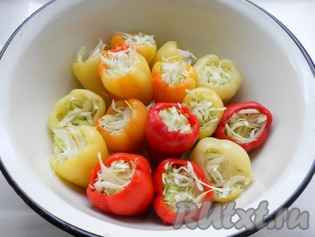 Аккуратно и плотно начинить капустой перец.