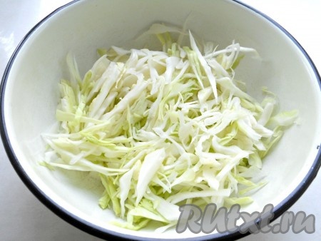 Перец пробланшировать (поместить в кипящую воду) 7-10 минут. Остудить. Капусту тонко нашинковать.
