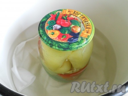 Приготовить рассол из воды, соли, сахара и уксуса. Добавить лавровый лист и перец горошком. Дать рассолу закипеть и залить им перец. Накрыть банки крышками и стерилизовать 15 минут после закипания воды.