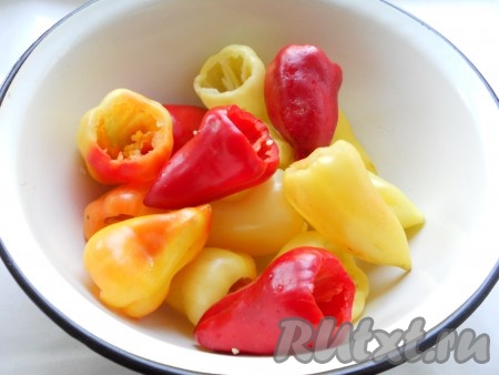 У перца удалить хвостики и семена, аккуратно вырезая, чтобы отверстие осталось как можно меньшего диаметра, помыть.