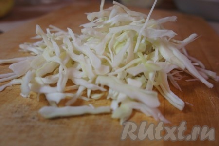 Сырые морковь и свеклу очищаем. Моем овощи и укроп. Нарезаем капусту на тонкие полоски.