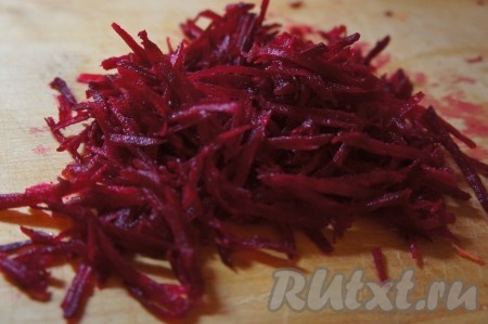 Свеклу натираем на крупной тёрке.